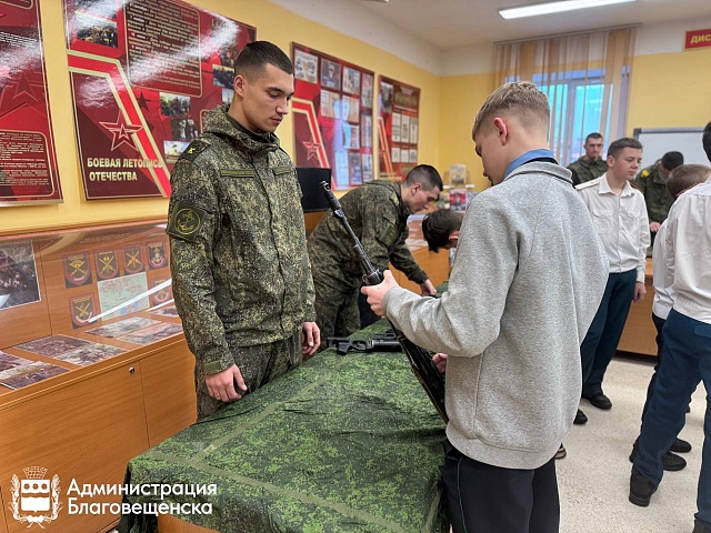 Воспитание примером одной из самых благородных профессий. Благовещенские подростки пробуют себя в роли офицеров 