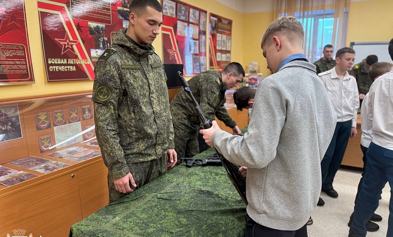 Воспитание примером одной из самых благородных профессий. Благовещенские подростки пробуют себя в роли офицеров 