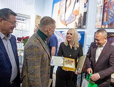 В Благовещенске открылась выставка к 70-летию Александра Тихомирова