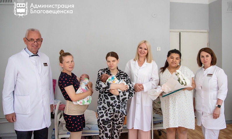 Молодые мамы, родившие в День города, по традиции получили приятные подарки от администрации