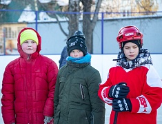 Хоккею с мячом учили ребят из благовещенского двора на Зейской
