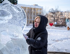 Фигуры изо льда украсили площадь возле Общественно-культурного центра в Благовещенске