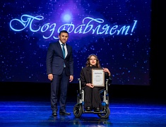 Мэр Благовещенска Олег Имамеев вручил премию одарённым детям по итогам 2022 года