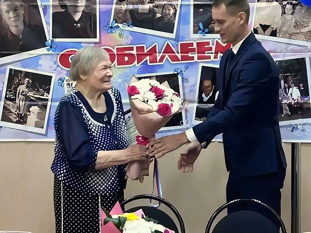 Вторая мама для сотен горожан: Валентину Казакову, посвятившую жизнь воспитанию детей с 90-летием поздравил заместитель председателя Благовещенской гордумы Владимир Семенов