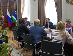 Мэр Олег Имамеев наградил победителей конкурса "Снежная открытка 2022" 