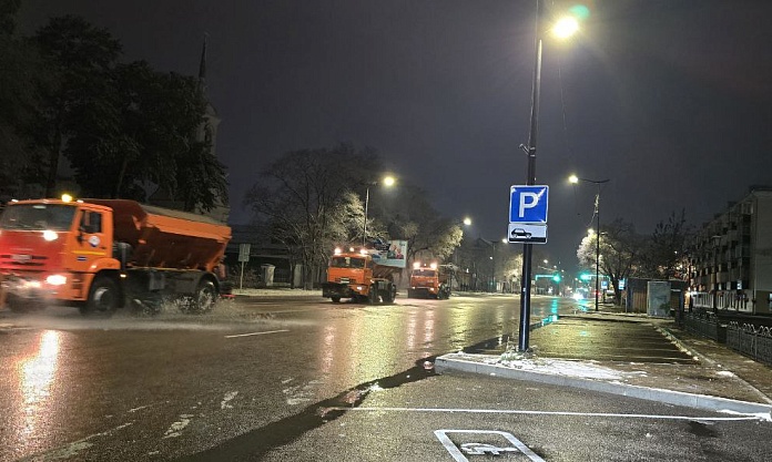 Дорожные рабочие ночью подсыпали солью городские магистрали и подмели тротуары 