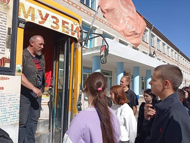 «Автобус Победы» с обновлённой экспозицией отправился по школам Приамурья!