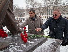 В День Героев России мэр Олег Имамеев и городские депутаты возложили цветы к памятнику Юрию Кузнецова