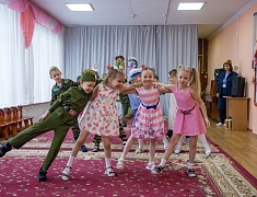 Ко Дню защитника Отечества в благовещенском детском саду подготовили выставку и спектакль для пап