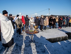  Благовещенцы окунулись в прорубь на Крещение