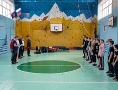 В школе № 15 прошли соревнования по скалолазанию