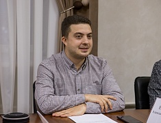 Олег Имамеев вручил награду наставнику месяца Евгению Пушкареву