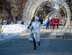 В Благовещенске состоялся новогодний забег в карнавальных костюмах