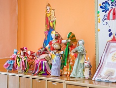 Ко Дню защитника Отечества в благовещенском детском саду подготовили выставку и спектакль для пап