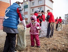 Мэр Благовещенска Олег Имамеев вместе с фан-клубом города очистил еще одну городскую территорию