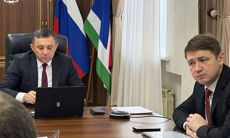 Максимум техники, волонтеры и субботники: Благовещенск борется с последствиями двух циклонов, которые принесли более трех месячных норм снега 