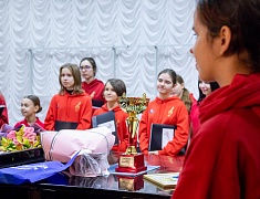 Мэр Благовещенска Олег Имамеев вручил кубок наставнику месяца