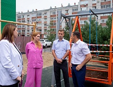 Мэр Олег Имамеев проконтролировал работы по благоустройству сквера водников и дворов 