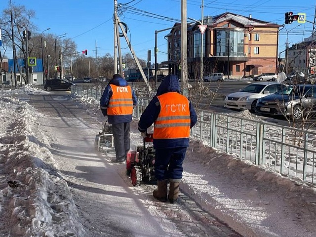 Тротуарный ледокол приходит на помощь «ручному» труду рабочих ГСТК 