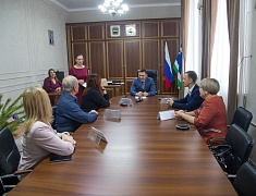 Мэр Олег Имамеев наградил победителей конкурса "Снежная открытка 2022" 