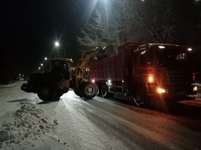 Несколько магистралей амурской столицы ночью «избавились» от снежного наката