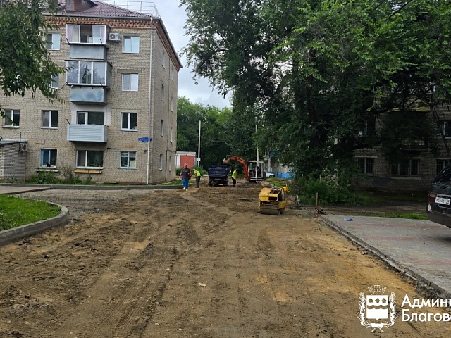 В областном центре асфальтируют внутриквартальные проезды. В работе у дорожников сразу два участка 