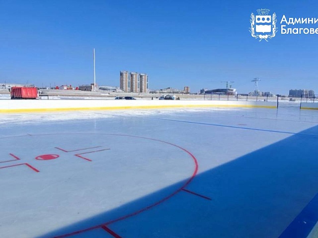 Специалисты спорткомплекса «Юность» нанесли разметку на хоккейную коробку для #ЗимФестАмур