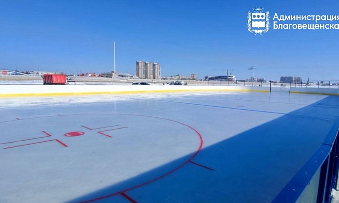 Специалисты спорткомплекса «Юность» нанесли разметку на хоккейную коробку для #ЗимФестАмур