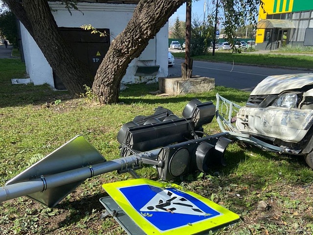 В Благовещенске в ДТП пострадал новый светофор