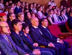 Мэр Благовещенска Олег Имамеев вручил премию одарённым детям по итогам 2022 года