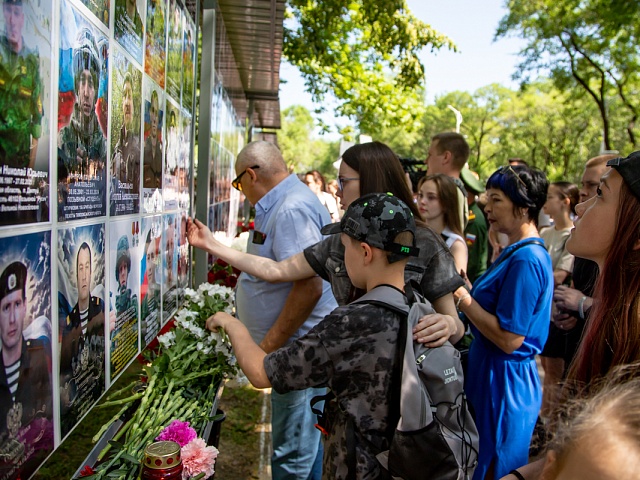 Разные эпохи — одна память: в Благовещенске открыли временный мемориал памяти участников локальных войн и конфликтов