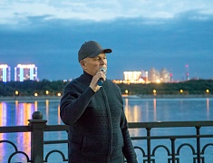 Более 400 благовещенцев на набережной Амура зажгли свечи в память о жертвах всех терактов 