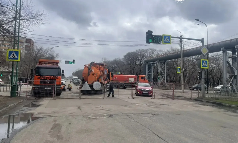 На улице Октябрьской ремонтируют инженерные сети. Для работ перекрыли участок между Калинина и Богдана Хмельницкого