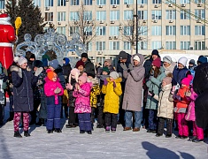 На площади Ленина для детей провели праздник со сказочными персонажами
