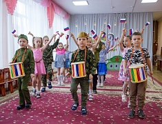 Ко Дню защитника Отечества в благовещенском детском саду подготовили выставку и спектакль для пап