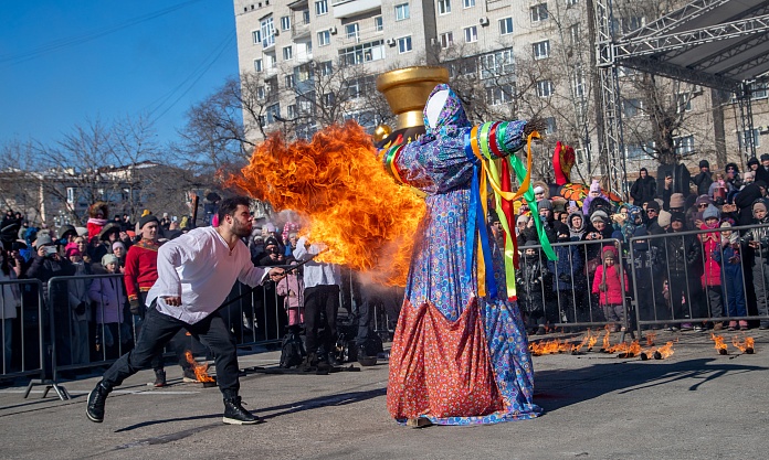 Благовещенцы проводили зиму блинами и хороводами