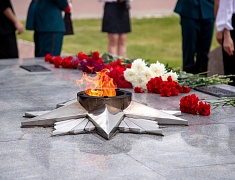 В День памяти и скорби благовещенцы возложили цветы к памятнику воинам-амурцам