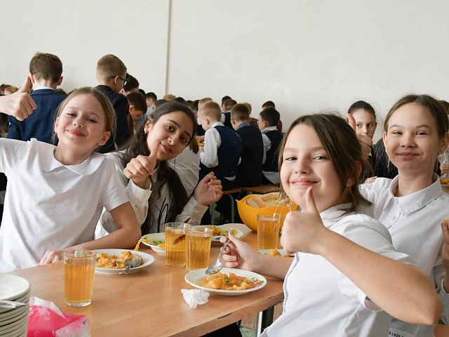 По поручению мэра Олега Имамеева пять благовещенских школ оснастят современными обедоматами до конца года