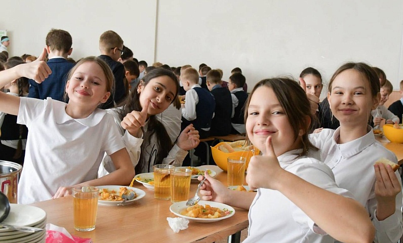 По поручению мэра Олега Имамеева пять благовещенских школ оснастят современными обедоматами до конца года