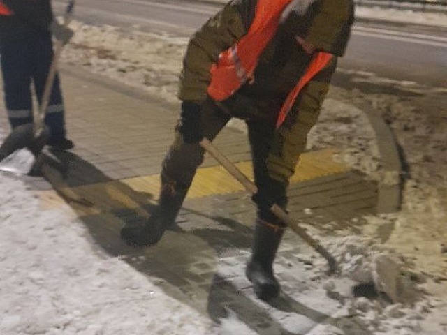 Ночью ГСТК очищал тротуары на Тепличной и 50 лет Октября