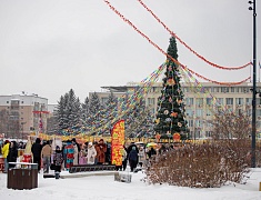 На площади Ленина и набережной Амура прошли народные гуляния в честь масленицы