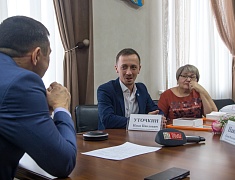 Мэр Олег Имамеев наградил победителей конкурса "Снежная открытка 2022" 