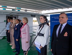 На Амуре прошла традиционная акция «Цветы на воде»
