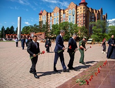 Цветы в память о подвиге советских солдат возложили в Благовещенске