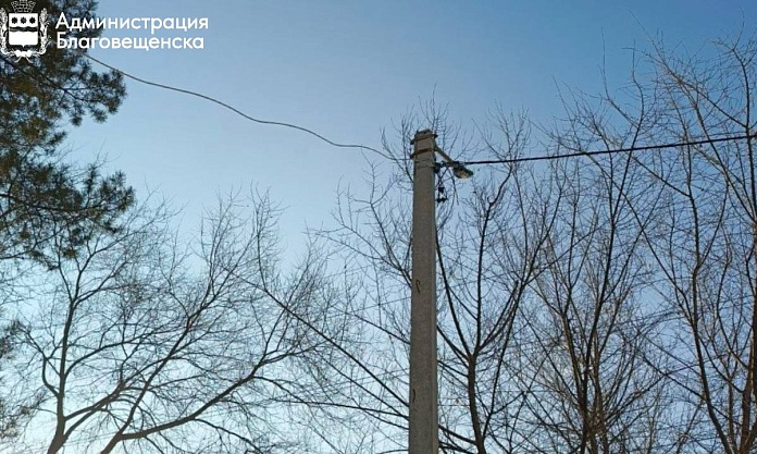 Заменить провод и светильники: сотрудники ГСТК восстанавливают освещение на пересечение Островского и Перспективной