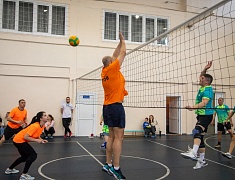 Сотрудники администрации Благовещенска, городской прокуратуры и депутаты сыграли в волейбол
