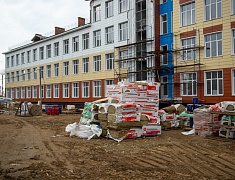 В новой школе в микрорайоне Благовещенска утепляют фасад и готовятся запускать тепло