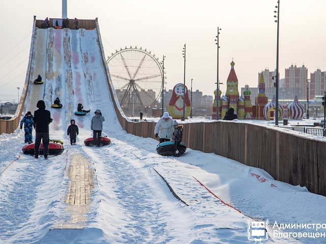 В Благовещенске демонтируют новогодние украшения и тюбинговую горку