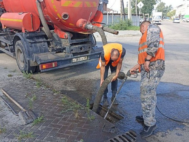 На благовещенские магистрали вышел илосос для очистки дождеприемных колодцев 