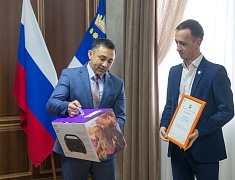 Мэр Олег Имамеев наградил победителей конкурса "Снежная открытка 2022" 